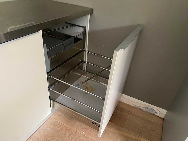 Keuken met apparatuur - afbeelding 10 van  49