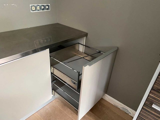 Keuken met apparatuur - afbeelding 11 van  49