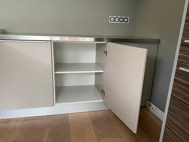 Keuken met apparatuur - afbeelding 14 van  49