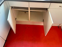 Keuken met apparatuur - afbeelding 14 van  22