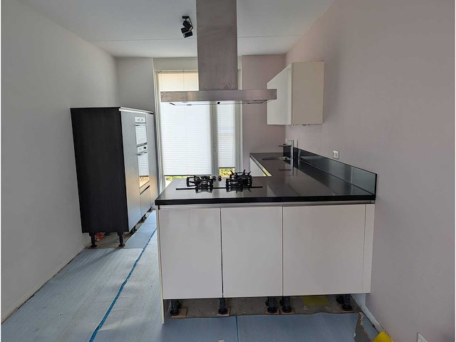 Keuken met apparatuur - afbeelding 1 van  25