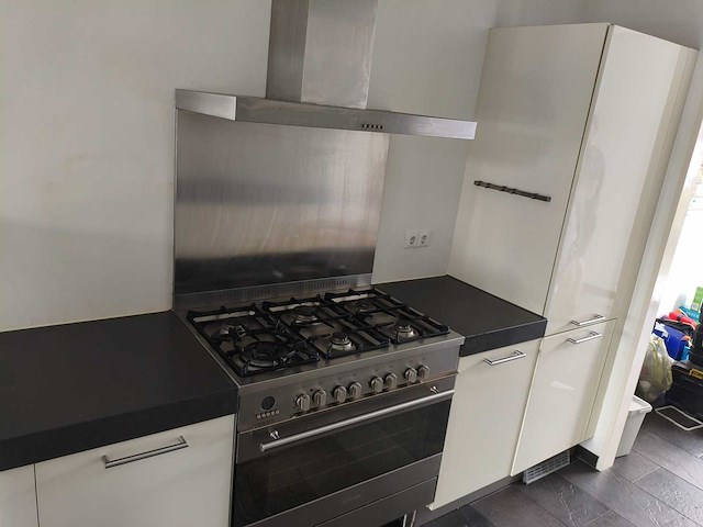 Keuken met apparatuur - afbeelding 20 van  23