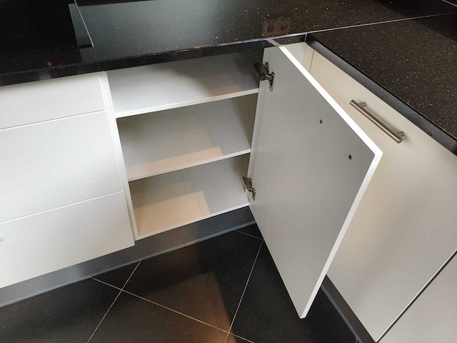 Keuken met apparatuur - afbeelding 7 van  23