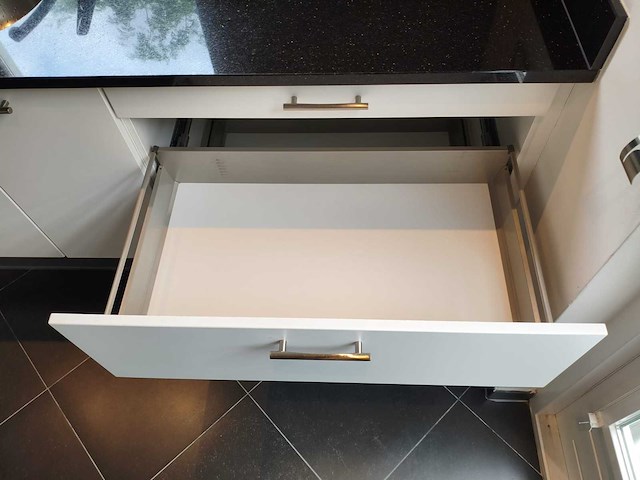 Keuken met apparatuur - afbeelding 14 van  23