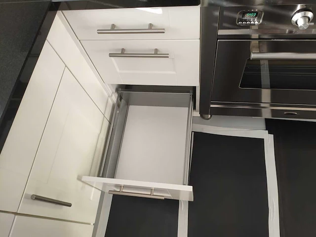 Keuken met apparatuur - afbeelding 4 van  28