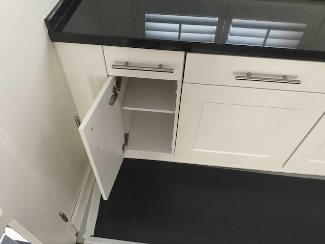 Keuken met apparatuur - afbeelding 24 van  28