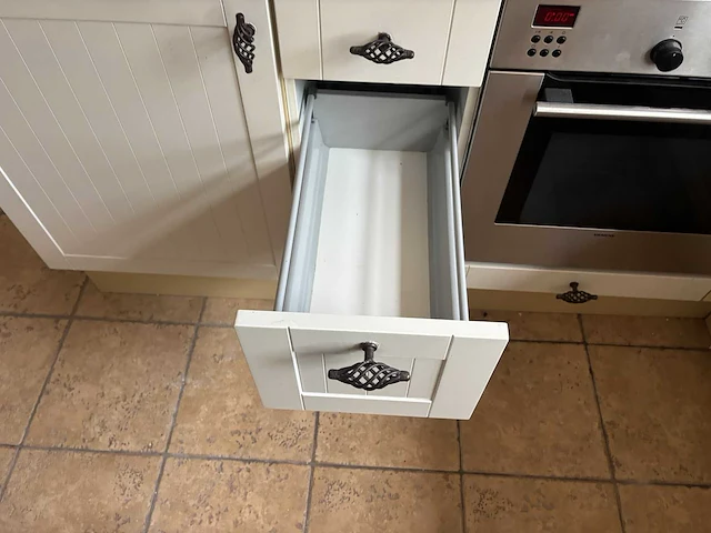 Keuken met apparatuur - afbeelding 17 van  29