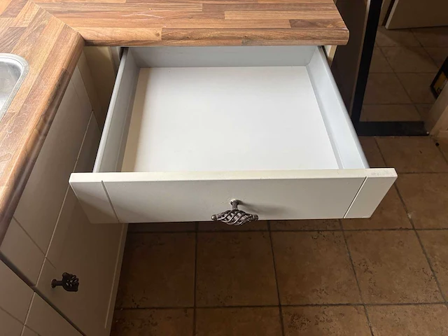 Keuken met apparatuur - afbeelding 18 van  29