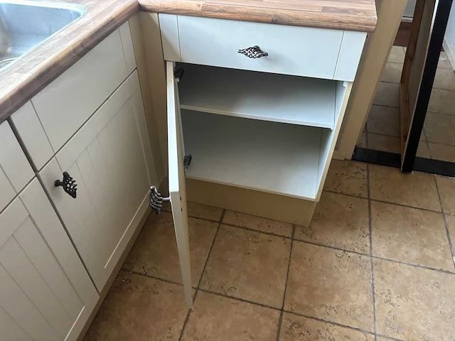 Keuken met apparatuur - afbeelding 19 van  29