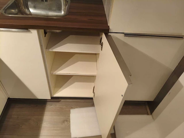 Keuken met apparatuur - afbeelding 9 van  24