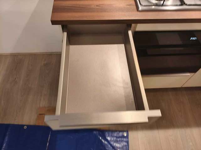 Keuken met apparatuur - afbeelding 22 van  24