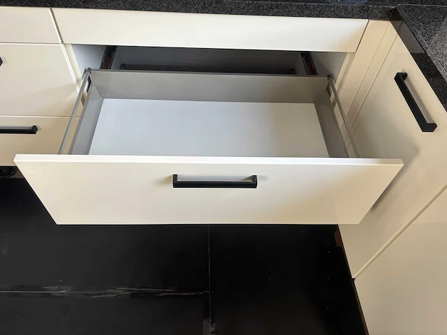 Keuken met apparatuur - afbeelding 4 van  23