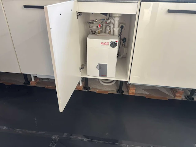 Keuken met apparatuur - afbeelding 13 van  23