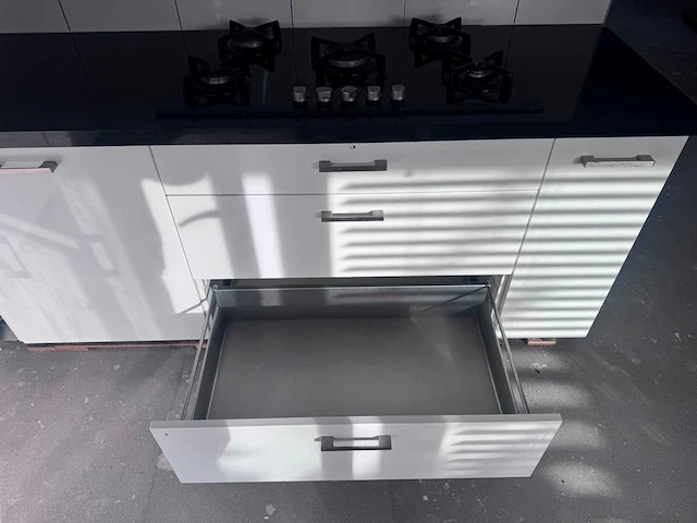 Keuken met apparatuur - afbeelding 13 van  27