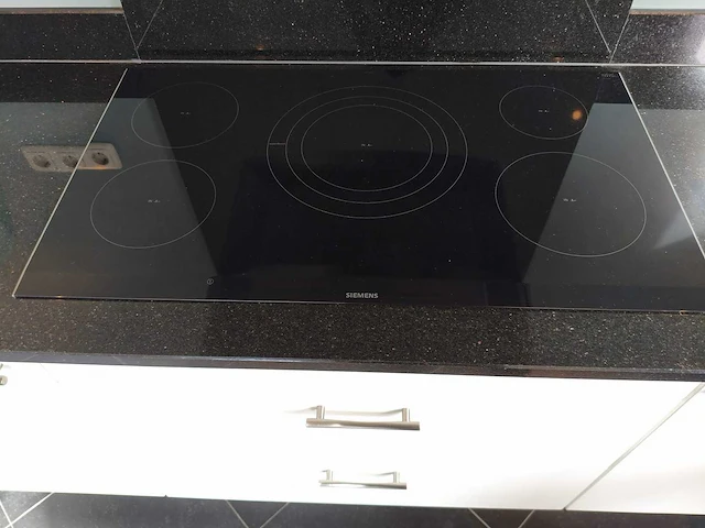 Keuken met apparatuur - afbeelding 3 van  26