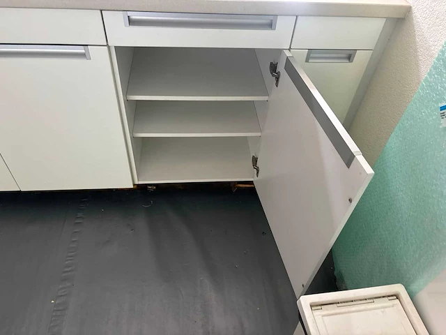 Keuken met apparatuur - afbeelding 21 van  24