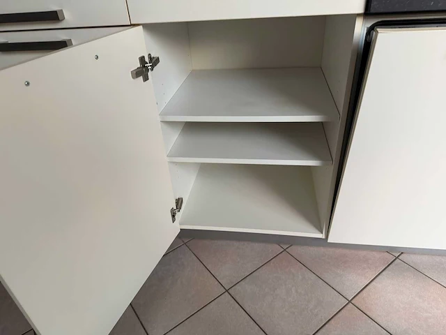 Keuken met apparatuur - afbeelding 4 van  27