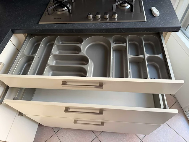 Keuken met apparatuur - afbeelding 9 van  27