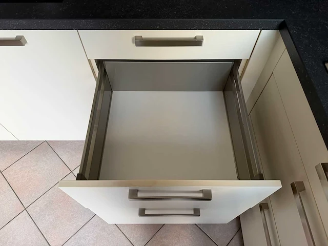 Keuken met apparatuur - afbeelding 11 van  27