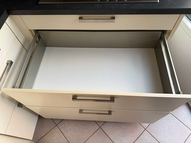 Keuken met apparatuur - afbeelding 14 van  27