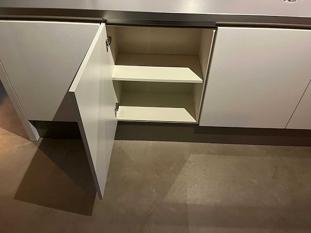 Keuken met apparatuur - afbeelding 21 van  24