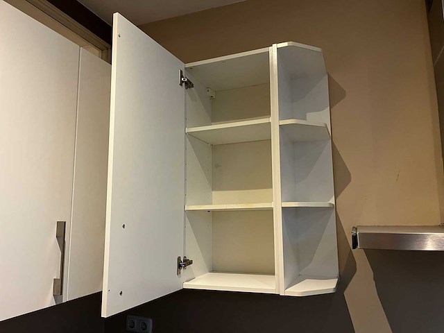 Keuken met apparatuur - afbeelding 34 van  35