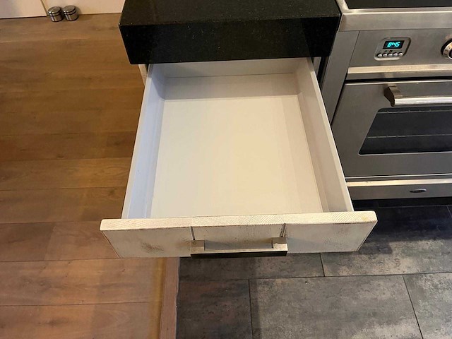 Keuken met apparatuur - afbeelding 23 van  29