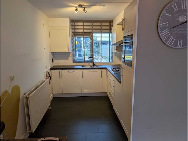 Keuken met apparatuur - afbeelding 1 van  37