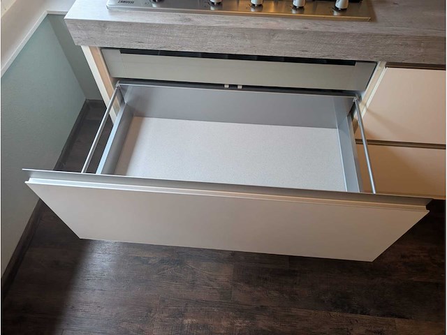 Keuken met apparatuur - afbeelding 7 van  32