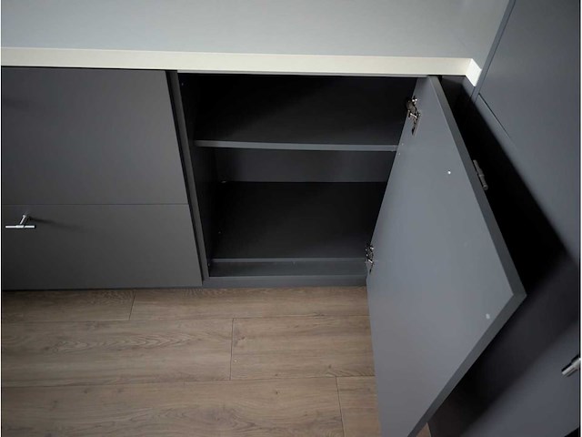 Keuken met apparatuur - afbeelding 11 van  19