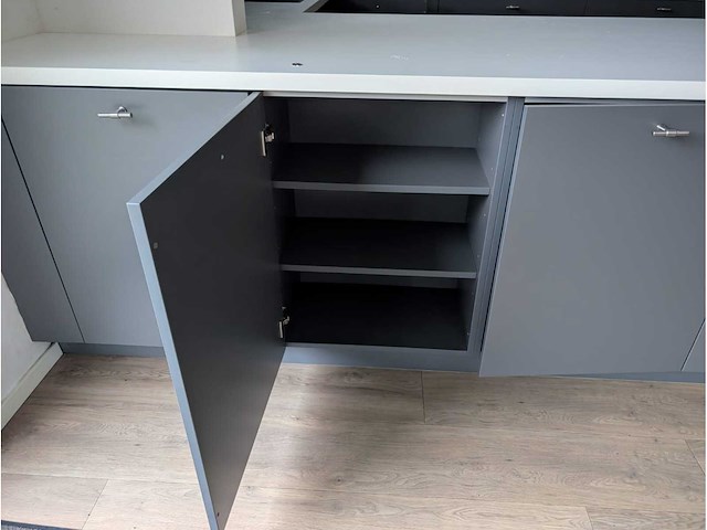 Keuken met apparatuur - afbeelding 25 van  39