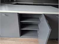 Keuken met apparatuur - afbeelding 17 van  19