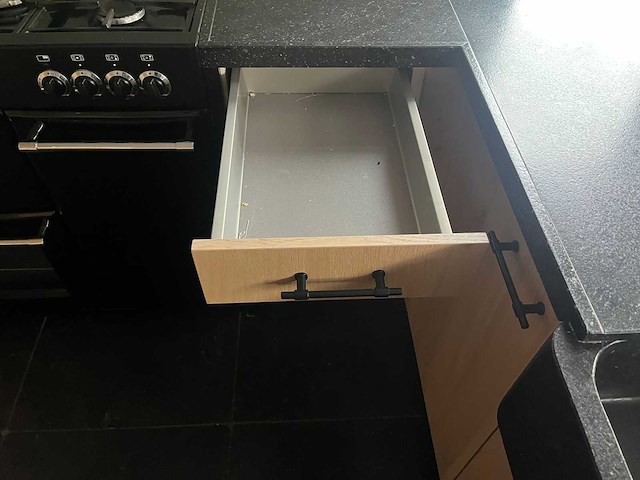 Keuken met apparatuur - afbeelding 31 van  38