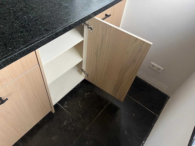 Keuken met apparatuur - afbeelding 16 van  25