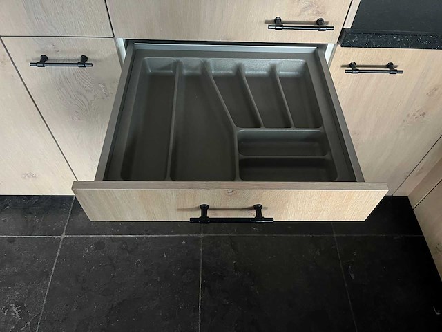 Keuken met apparatuur - afbeelding 25 van  25