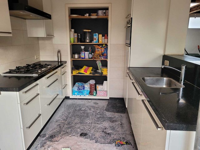 Keuken met apparatuur - afbeelding 2 van  14