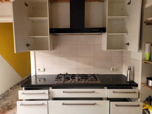 Keuken met apparatuur - afbeelding 16 van  27