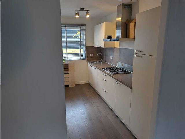 Keuken met apparatuur - afbeelding 1 van  27