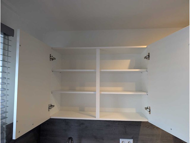 Keuken met apparatuur - afbeelding 24 van  27