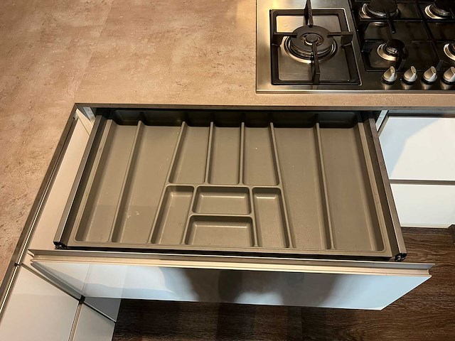 Keuken met apparatuur - afbeelding 4 van  15