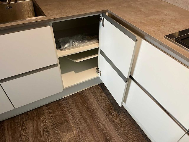 Keuken met apparatuur - afbeelding 12 van  15