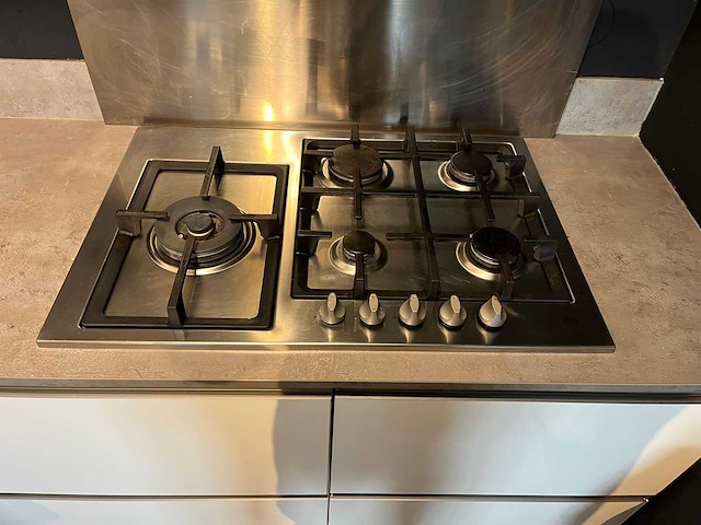 Keuken met apparatuur - afbeelding 15 van  15