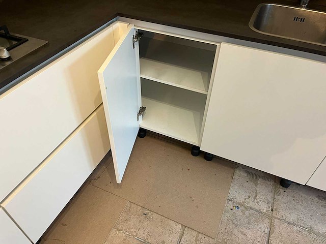 Keuken met apparatuur - afbeelding 2 van  19