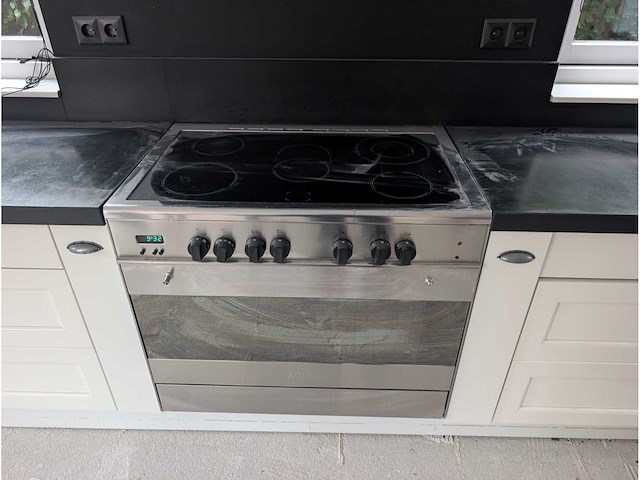 Keuken met apparatuur - afbeelding 2 van  11