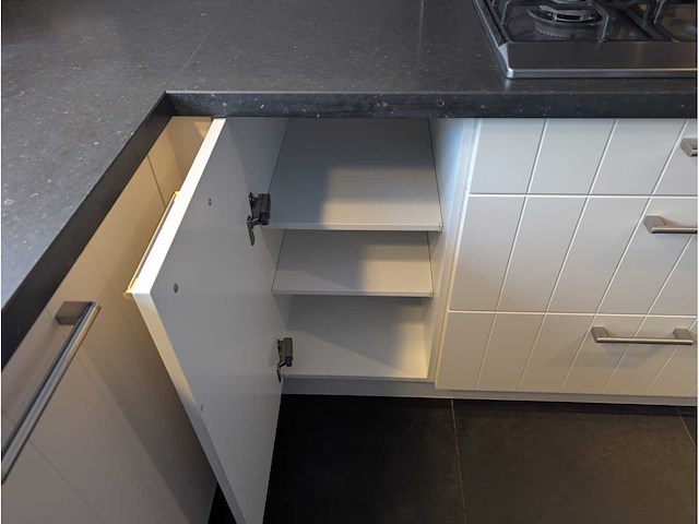 Keuken met apparatuur - afbeelding 7 van  24