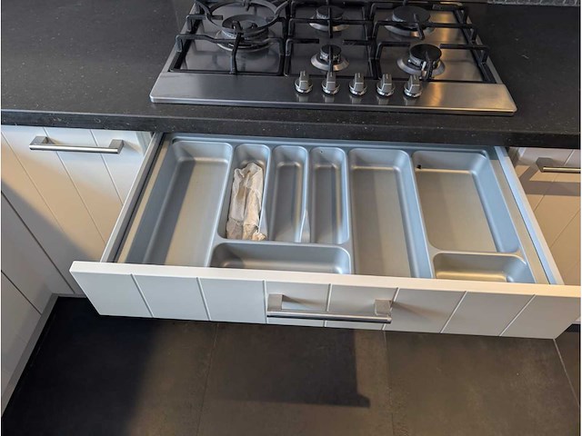 Keuken met apparatuur - afbeelding 14 van  24