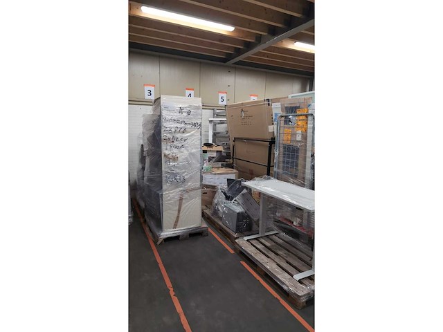 Keuken met apparatuur - afbeelding 17 van  24