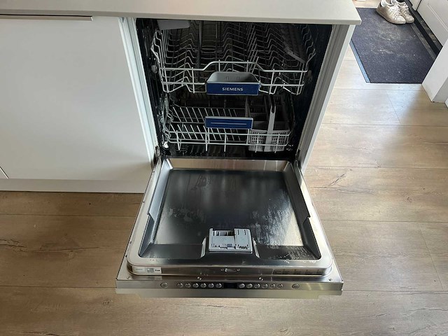 Keuken met apparatuur - afbeelding 2 van  7