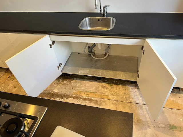 Keuken met apparatuur - afbeelding 4 van  6