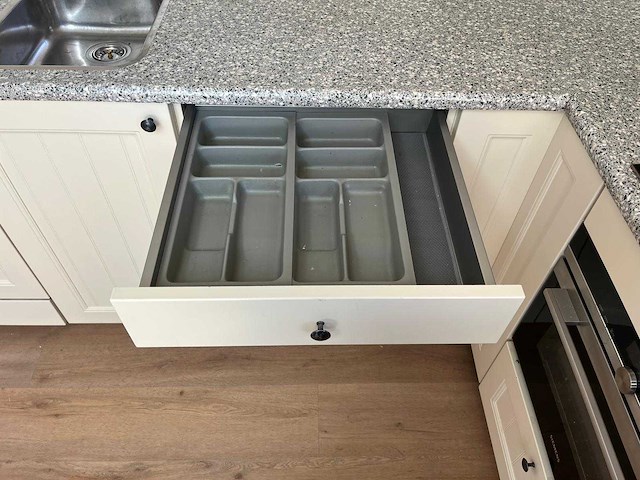 Keuken met apparatuur - afbeelding 2 van  33